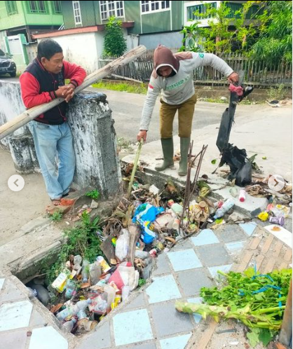 Antisipasi Banjir, Petugas Kebersihan DLH Keruk Kantung Pasir di Titik Rawan